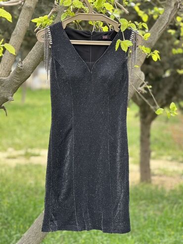 танцевальные группы на свадьбу: Qara gecə paltarı – bədənə oturan kəsim, parıltılı toxuma - Rəng