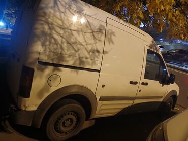 Yük maşınları: Ağ rəngli yüngül yük furqonu – kompakt və çevik şəhər daşımaları üçün