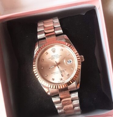 ženski sakoi za punije: Ženski sat Rolex sa datumom u funkciji. Brojčanik je prečnika 37 mm