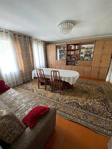 Продажа коттеджей и домов: Продаю дом в центре города Балыкчы. Рядом городская больница, вещевой — 7