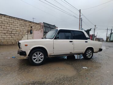 VAZ (LADA): VAZ 2107, ağ rəng, sedan gövdə. Texniki xüsusiyyətlər və təchizat: - — 2