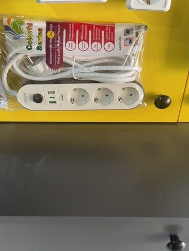 ик удлинитель: Bu, 3 elektrik rozetkası və 2 USB portu olan ağ rəngli elektrik uzatma