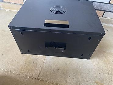 hava interneti: Divara quraşdırılan metal server/rack kabineti. Şəbəkə avadanlıqları — 4