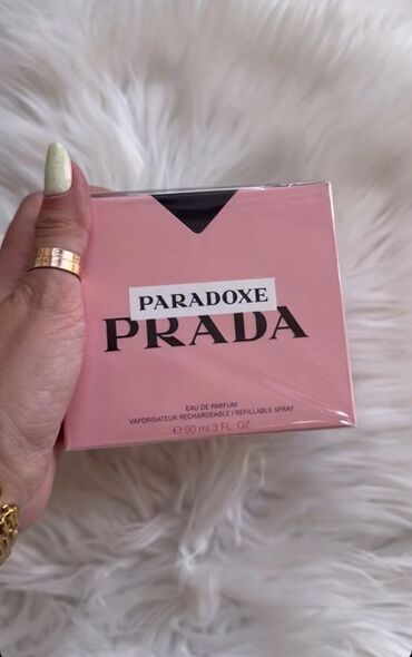 Ətriyyat: Prada Paradoxe qadınlar üçün nəzərdə tutulmuş, çəhrayı qutuda təqdim