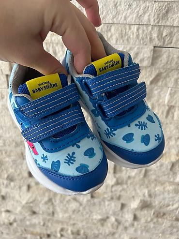 ramaks pantalone: Baby shark patike za devojcicu, bez tragova korišćenja. Velicina 23 — 2