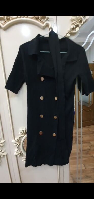 Dəstlər, kostyumlar: Qadın üçlü dəst – qara rəngdə, ağ kvadrat naxışlı. - Dəst: uzun -da lalafo.az — 3 Dəstlər, kostyumlar: Qadın üçlü dəst – qara rəngdə, ağ kvadrat naxışlı. - Dəst: uzun — 3