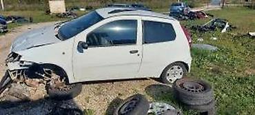 golim: FIAT PUNTO VRATA BELA BOJA | Dobro stanje cena je po komadu — 1