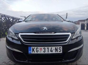 Peugeot: Crni Peugeot 308, kompaktan automobil pogodan za gradsku vožnju i duža — 3