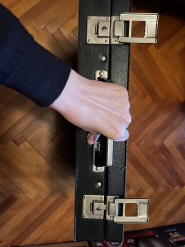 Çamadanlar: Dəri çemodan, keçmişindir ideal vəziyyətdə, qara rəngdədir. Ünvan — 2