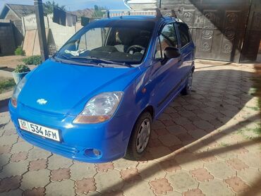 обмен на малолетражку: Синий городской хэтчбек Chevrolet Spark, оснащенный багажником на