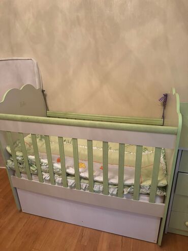 Детские кровати: Продаю детскую кровать +пеленальный стол в хорошем состоянии