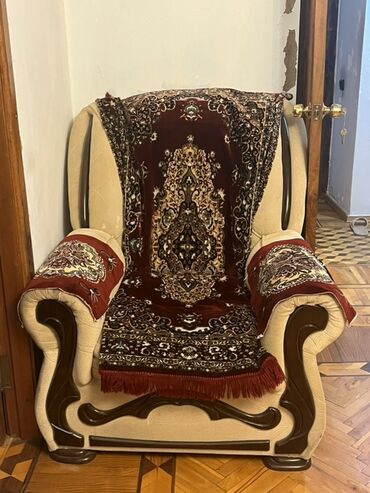 Divan və kreslo dəstləri: Divan, İşlənmiş, Açılan, Bazasız, Çatdırılma yoxdur