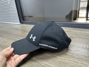 Головные уборы: Продаю оригинал кепку under armour!
100% оригинал 
Покупал в Лондоне