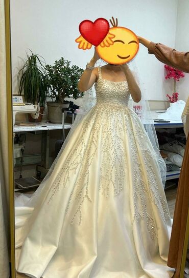 Toy aksesuarları: Zərif gəlinlik paltarı - Siluet: klassik A-line/prinsessa kəsimi