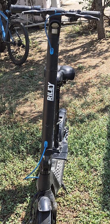 scooter elektirikli: RILEY markalı elektrikli skuter. Qara rəngli korpuslu bu model — 2