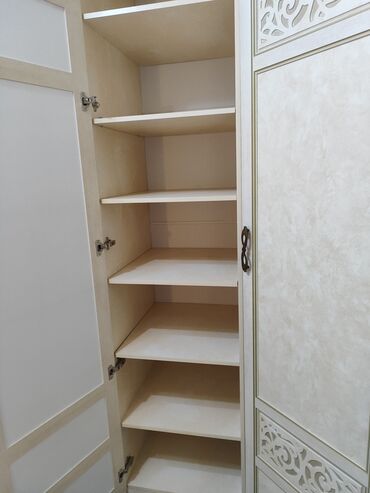 Спальные гарнитуры: Спальный гарнитур в классическом стиле, светлый беж/айвори. Состав: - — 10