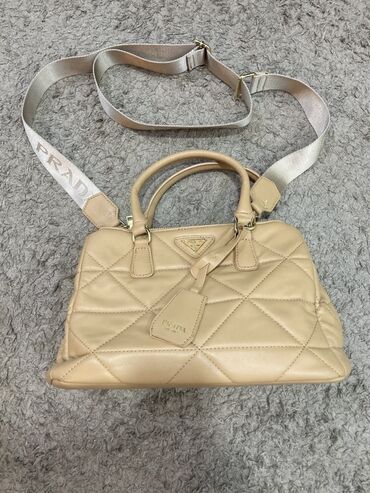 Çiyin çantası, Prada, İşlənmiş