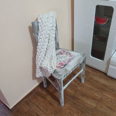 Stolice: Ručno oslikana drvena stolica u shabby chic stilu.Puno drvo.Moze kao — 10