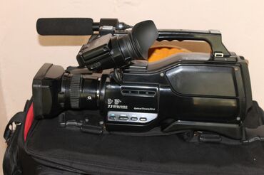 sony 1500: Videokamera Sony2000,çox yaxşı vəziyyətdədir,çantası ilə birlikdə