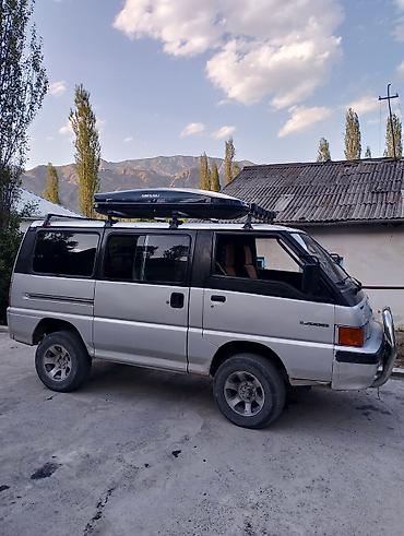 два авто: Mitsubishi Delica: 1988 г., 2.4 л, Механика, Дизель, Минивэн — 2