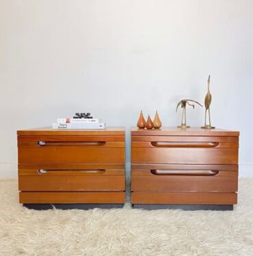 Furniture: Ζευγάρι κομοδίνα Mid Century 70s lowline, εποχή Parker. Μεγάλο