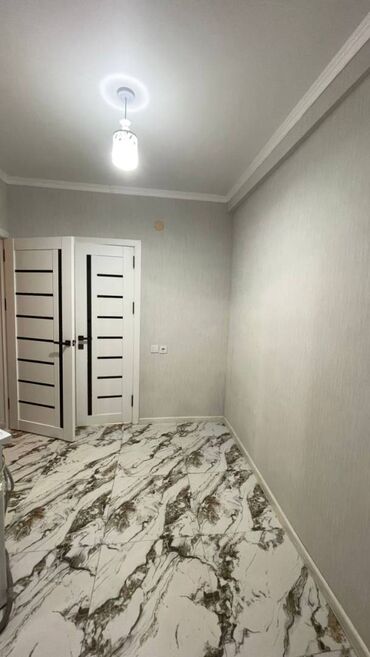 продаю 2х команатную квартиру в 7 мкр: 1 бөлмө, 42 кв. м, Элитка, 7 кабат, Евроремонт