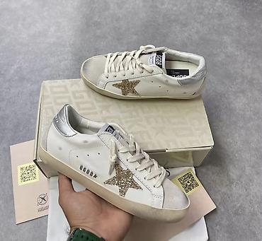 nike tm: Golden Goose ženske patike sa zlatnom šljokičastom zvezvdom - Model — 1