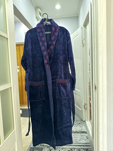 Домашние костюмы: Мужской махровый халат, 100% хлопок, состояние отличное. Цвет