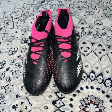 спортивные бриджи мужские: Футбольные бутсы adidas Predator Подойдут для игроков, которым важны