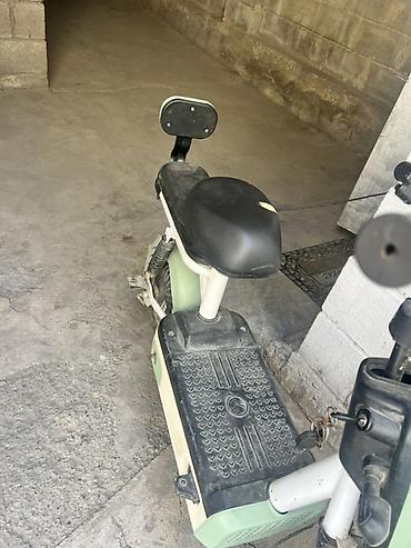 small car: Электроскутер компактного формата в светло-зелёном цвете. Подходит для — 1
