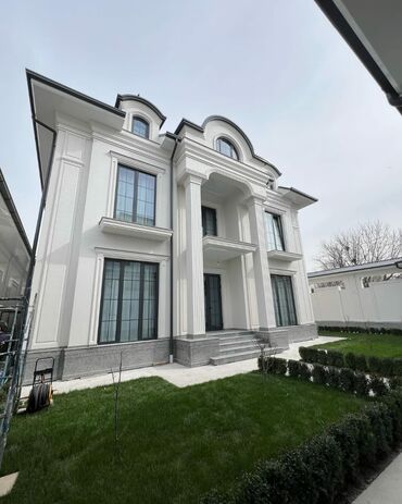 су матору: Ağ rəngdə, iki mərtəbəli, sütunlu və klassik üslubda dizayn edilmiş