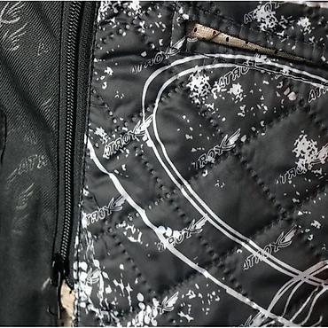tailor and sons: Muška motociklistička jakna u crnoj boji, sa detaljima brenda ATROX — 6