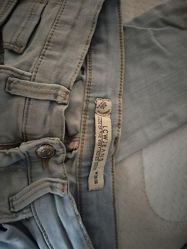 Farmerke: Dve ženske farmerke – različiti modeli i bendovi. 1) Sinsay skinny — 16