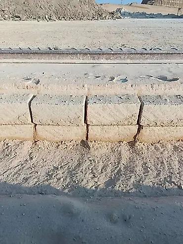 Qızıldaş kubiki. 19*16*39 ölçüsündə. Ovulub tökülən daşlardan deyil