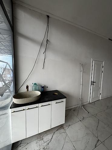 Аренда помещений свободного назначения: Сдается Коммерческое помещение с фасадом на дорогу. Рядом есть at lalafo.kg — 6 Аренда помещений свободного назначения: Сдается Коммерческое помещение с фасадом на дорогу. Рядом есть — 6