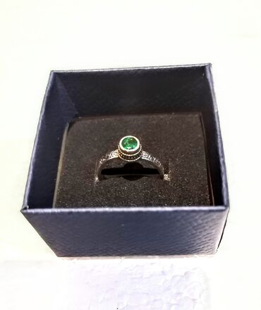 guess farmerice sa cirkon: Prsten sa zelenim cirkonom, oznake kvaliteta S925. Preuzimanje lično
