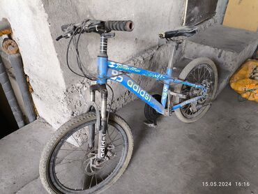 Велосипеды: Продам скоростной велосипед adidsi95
две камеры лопнуты
состояние 7/10