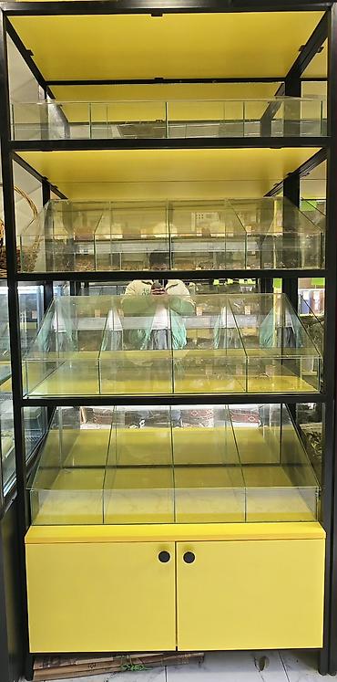 Оборудование для магазинов: Mağaza üçün şüşə bölməli vitrin rəfləri - Metal karkaslı, möhkəm — 9