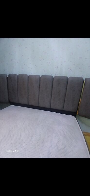 Yataq otağı dəstləri: Tünd boz rəngdə, yumşaq başlıqlı çarpayı. Çarpayının başlıq hissəsi