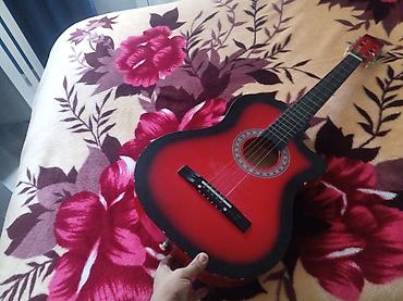 gs formaları: Qırmızı-siyah klassik akustik gitara - Korpus: klassik akustik forma — 1