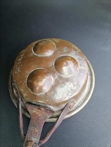 metalac posude za kafu i secer: Stara metalna tava za poširanje jaja (3 ležišta) - Materijal: metal — 4