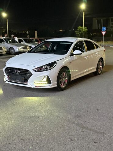 hyundai sonata лизинг: Белый седан Hyundai Sonata с элегантным дизайном и современной