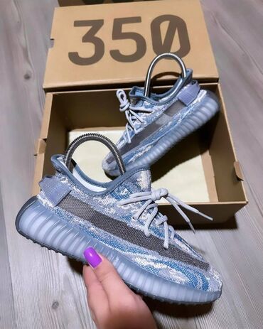 Patike: Adidas Yeezy Boost 350 patike A klasa

Novo.
Brojevi 36 do 46 — 16