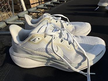 nike tempo: Кроссовки для бега/тренировок, белые. - Дышащий верх из сетчатого — 1