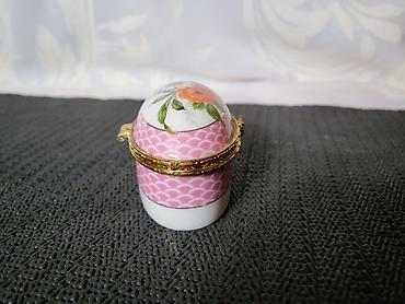 Kutije za odlaganje: Satula nova vintaz porcelanska. Nova satula,mali znak na poklopcu — 7