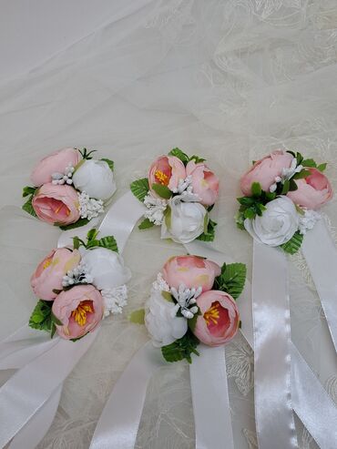 цветы невесты: Браслетики для подружек невесты и бутоньерки для жениха и свидетеля от