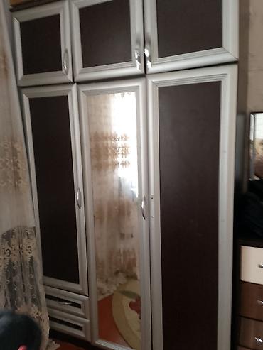 антресоль: Üç bölməli paltar şkafı - Dizayn: Tünd qəhvəyi panellər və gümüşü-ağ — 1