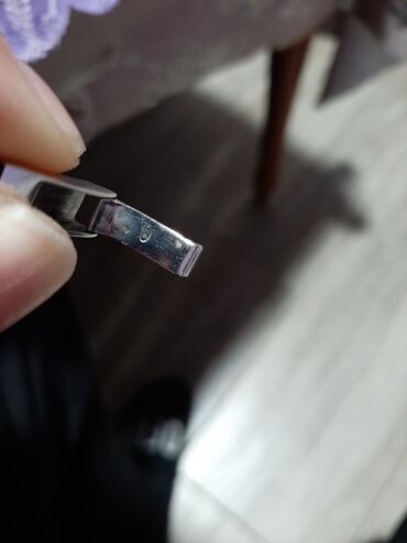 Narukvice: Srebrna narukvica 925 finoce sa gumenom podloskom ima dva slova i — 8