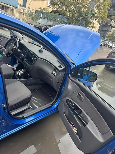 011 ucuz: Kia Rio hetçbek, mavi rəngdə. Avtomobilin кузов tipi 5 qapılı — 6