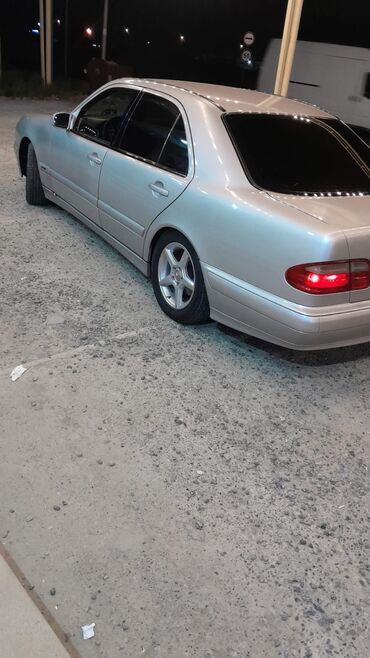 Mercedes-Benz: Mercedes-Benz E-Class: 2 l | 2000 il Sedan — 5